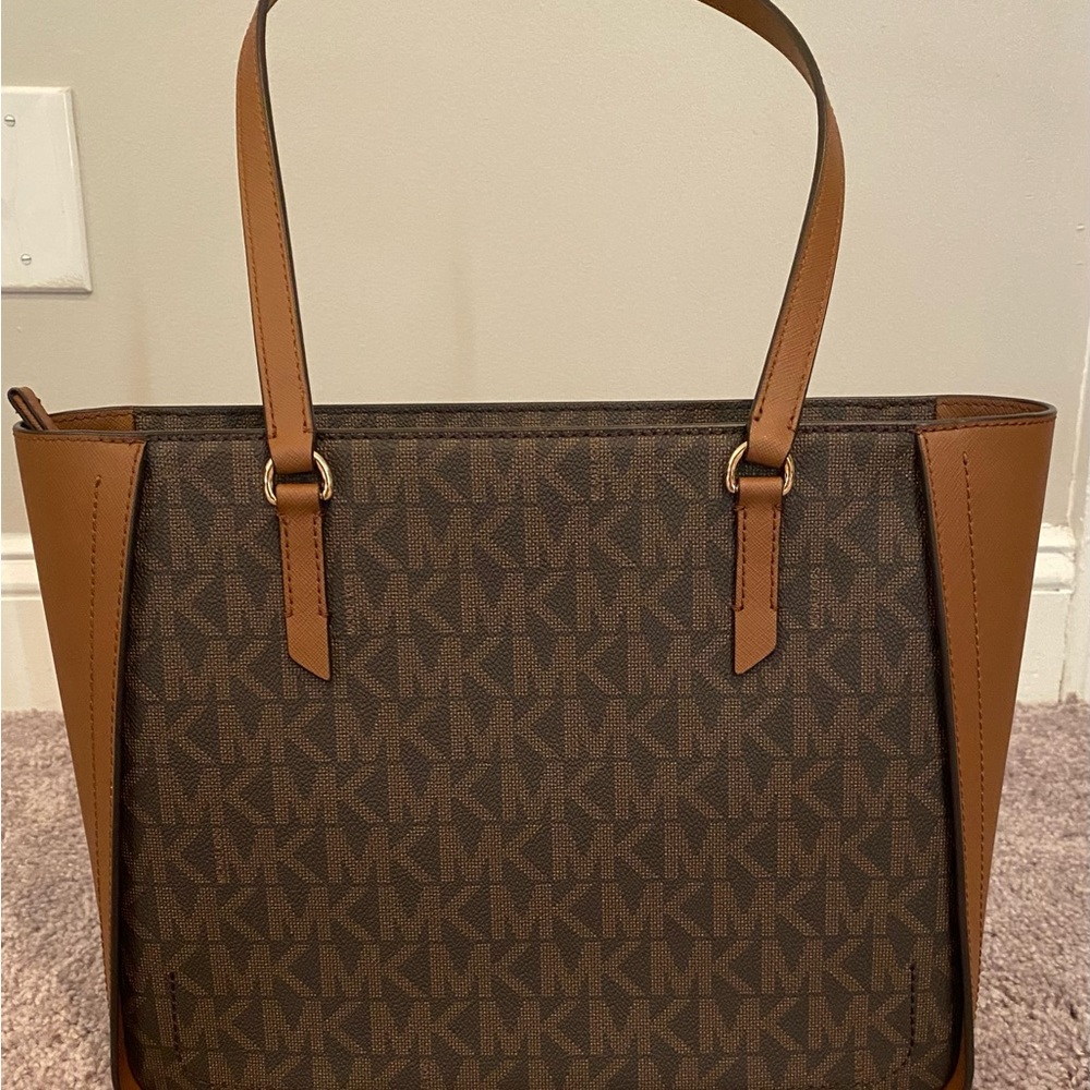 Brand New without tags Michael Michael Kors
SYLVIA SIGNATURE MEDIUM TOTE - Picture 5 of 14